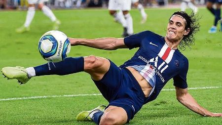 Edinson Cavani slides to shoot a ball past the goal.